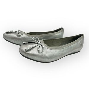 NWOT Hush Puppies Kids Josie Metallic Bow PU Ballet Flats Silver Size 2W